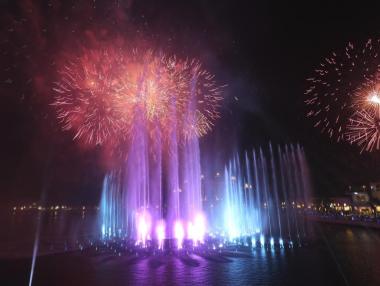 Дубай откри най-големия фонтан в света (снимки)