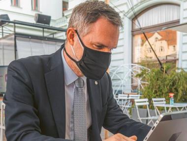 Кметът на Прага влиза като лекар-доброволец в болница