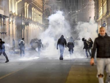 Бурни протести в Италия заради новите мерки срещу COVID-19