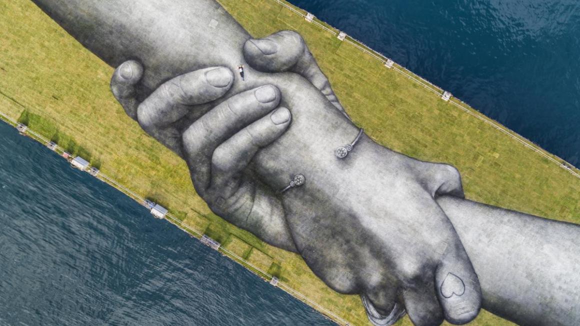 Галерия :: Снимка 1 :: Арт проектът „Отвъд стените“ насочи всички погледи към Истанбул (снимки)}