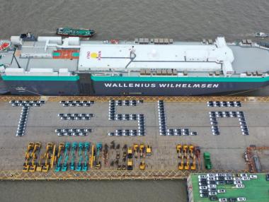 7000 произведени в Китай Tesla Model 3 поеха към Европа