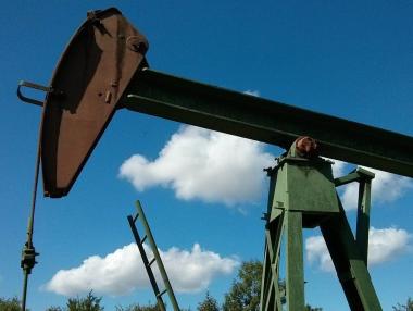 Страхът от свръхпредлагане потопи петрола с 2%