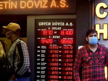 Свободното падане на лирата продължава