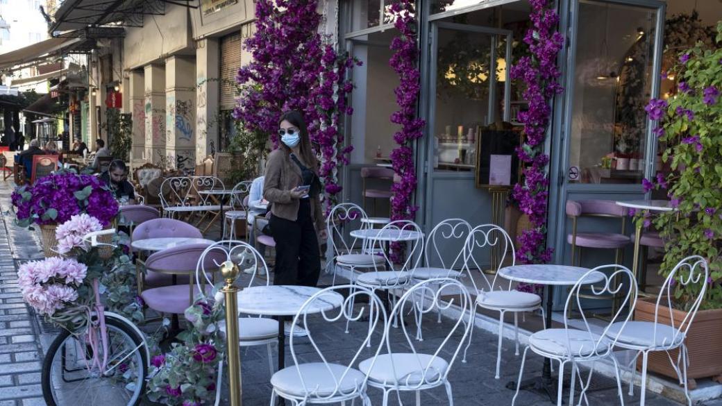 Гърция затваря почти всички барове и ресторанти за месец