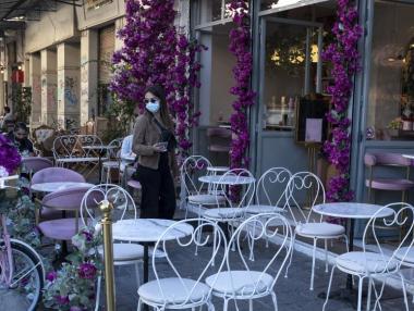 Гърция затваря почти всички барове и ресторанти за месец