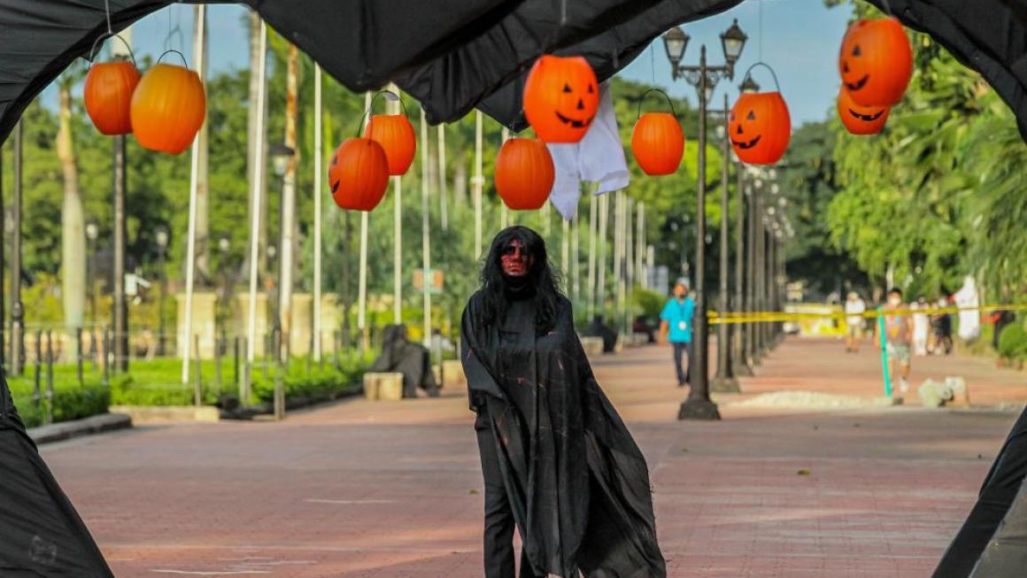 Галерия :: Снимка 3 :: Празненства за Хелоуин в условията на пандемия}