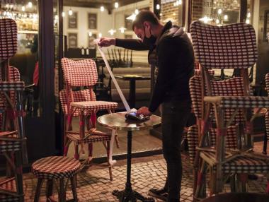 Франция обеща да спаси малките търговски обекти