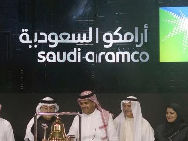 Печалбата на Saudi Aramco се стопи с 44%