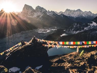 Хималаите са отново достъпни за туристи