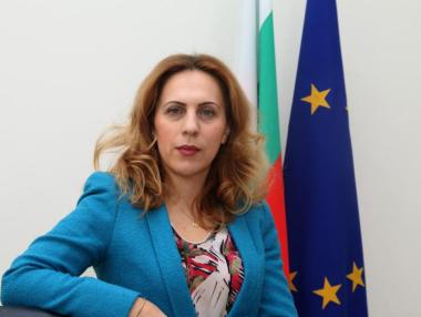Николова ще определя нови мерки за туроператорите чрез анкета
