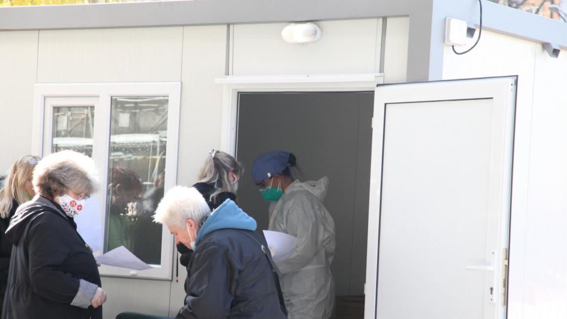 Галерия :: Снимка 2 :: Как изглеждат Covid фургоните пред болниците}