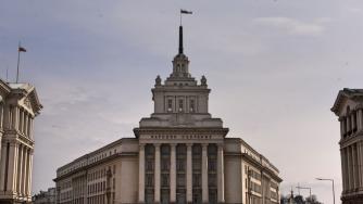 Бюджетите на НЗОК и ДОО минаха твърде спорно на първо четене