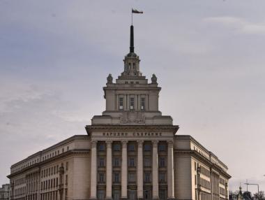 Бюджетите на НЗОК и ДОО минаха твърде спорно на първо четене