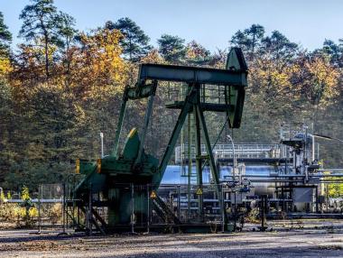 Петролът отскочи с близо 3%