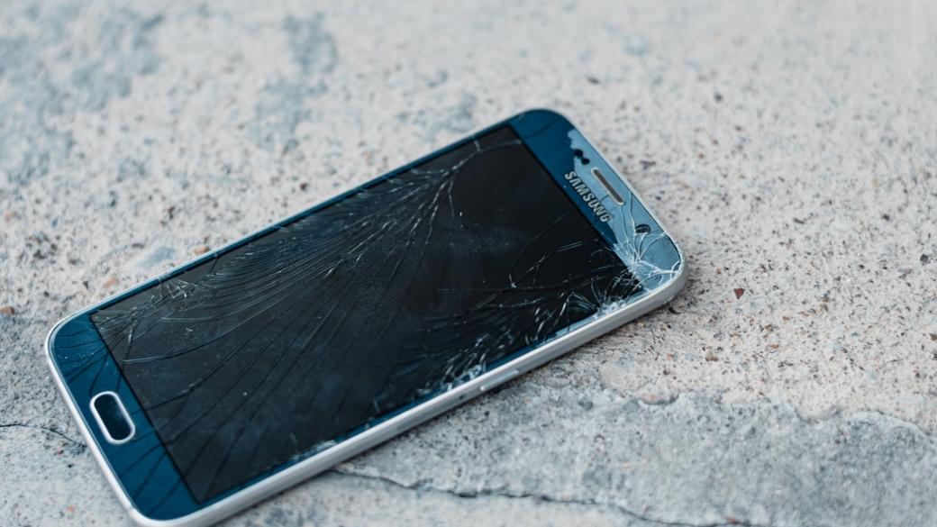 Как безопасно да премахнете протектор от дисплея на смартфона си?