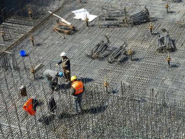 Синдикати и строители се разбраха за 1448 лв. минимална заплата