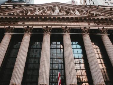 Технологичните акции потънаха с двуцифрени проценти