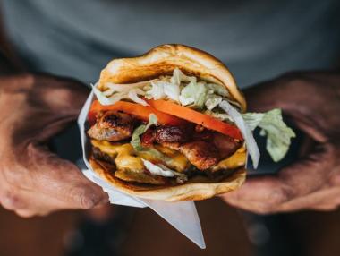 Близо 50% от българите посещават заведения за бързо хранене всяка седмица