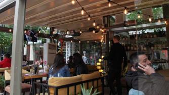 Здравният министър въведе вечерен час за заведенията в цялата страна