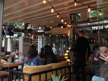 Здравният министър въведе вечерен час за заведенията в цялата страна