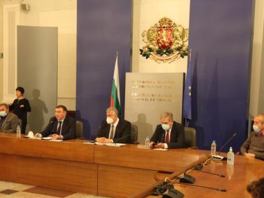 Пенсионерите може да получат още два часа за пазаруване