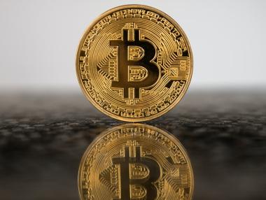 Биткойн се изстреля до близо тригодишен рекорд