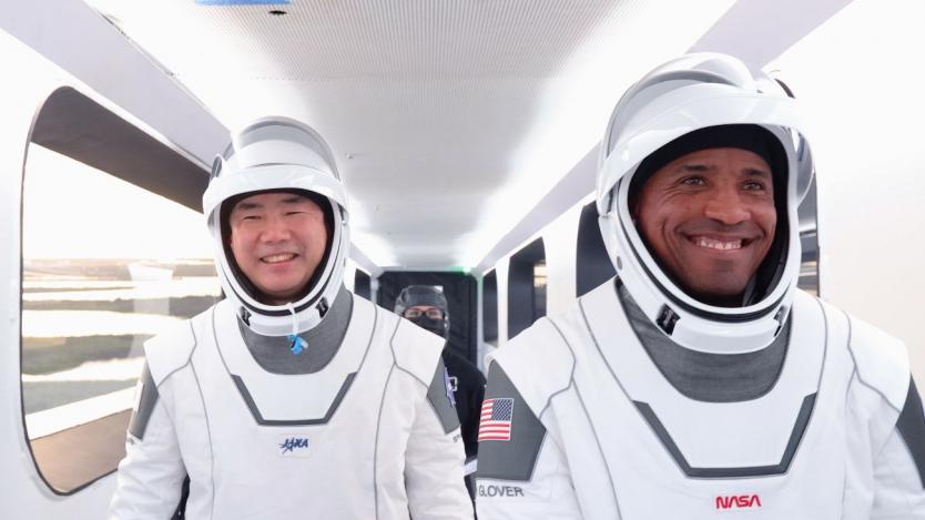 Астронавтите на SpaceX достигнаха МКС