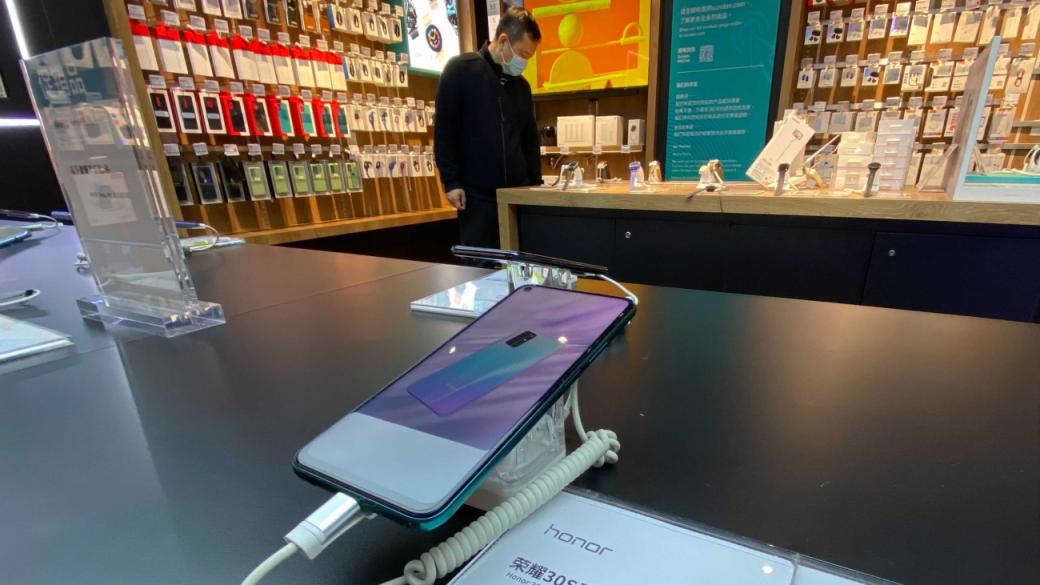 Huawei ампутира част от смартфон бизнеса си в опит за спасение