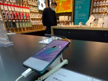 Huawei ампутира част от смартфон бизнеса си в опит за спасение