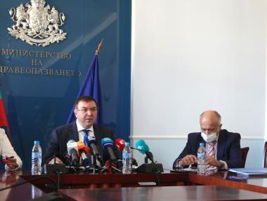 Здравният министър ще си назначи още двама заместници