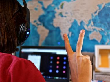 Увеличава се помощта за семействата с деца, учещи онлайн