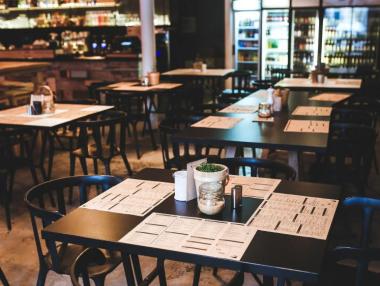 Заведенията искат да уволняват хора, за които са получили държавна помощ