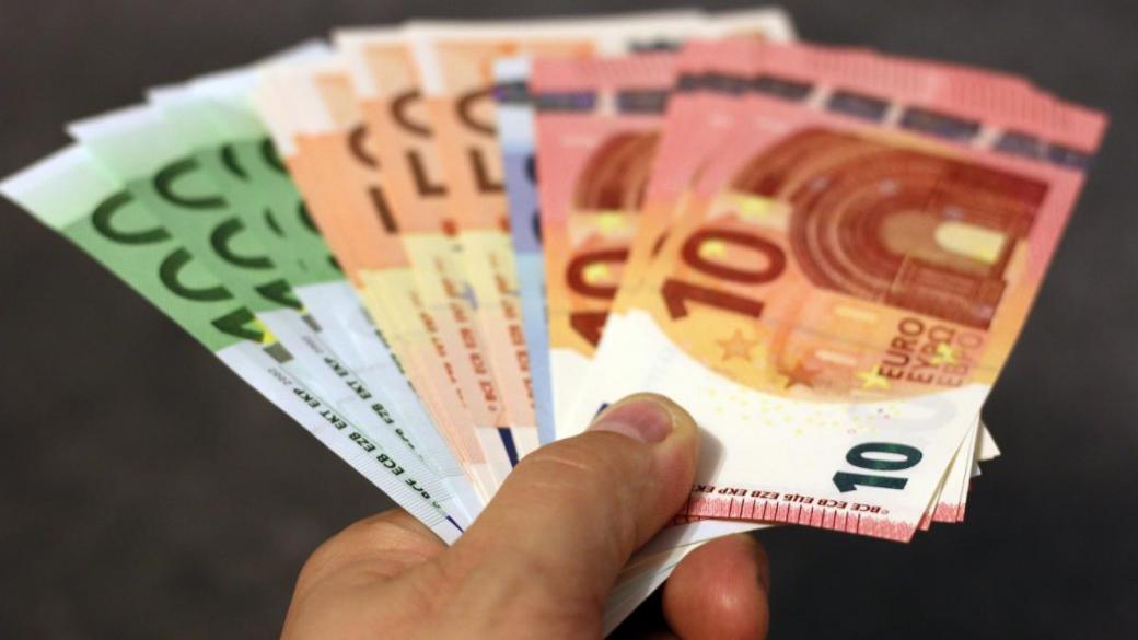 Еврото надмина долара при международните плащания за първи път от 2013 г.