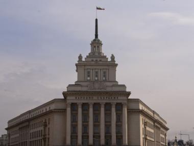 Депутатите ще гласуват карантината по телефон или sms