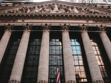 Уолстрийт отчете сериозни загуби заради COVID