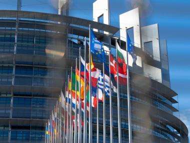 Икономическата активност в еврозоната удари шестмесечно дъно