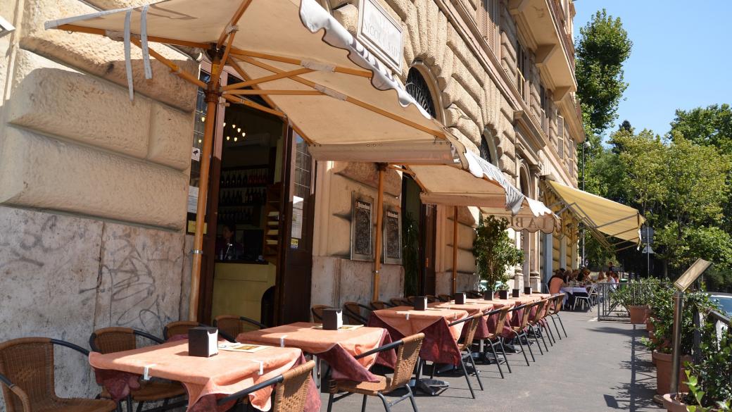 Кафене в Италия забрани разговорите за коронавирус и карантина