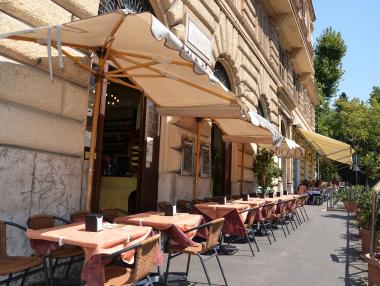 Кафене в Италия забрани разговорите за коронавирус и карантина