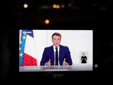 Макрон облекчава коронамерките на три етапа