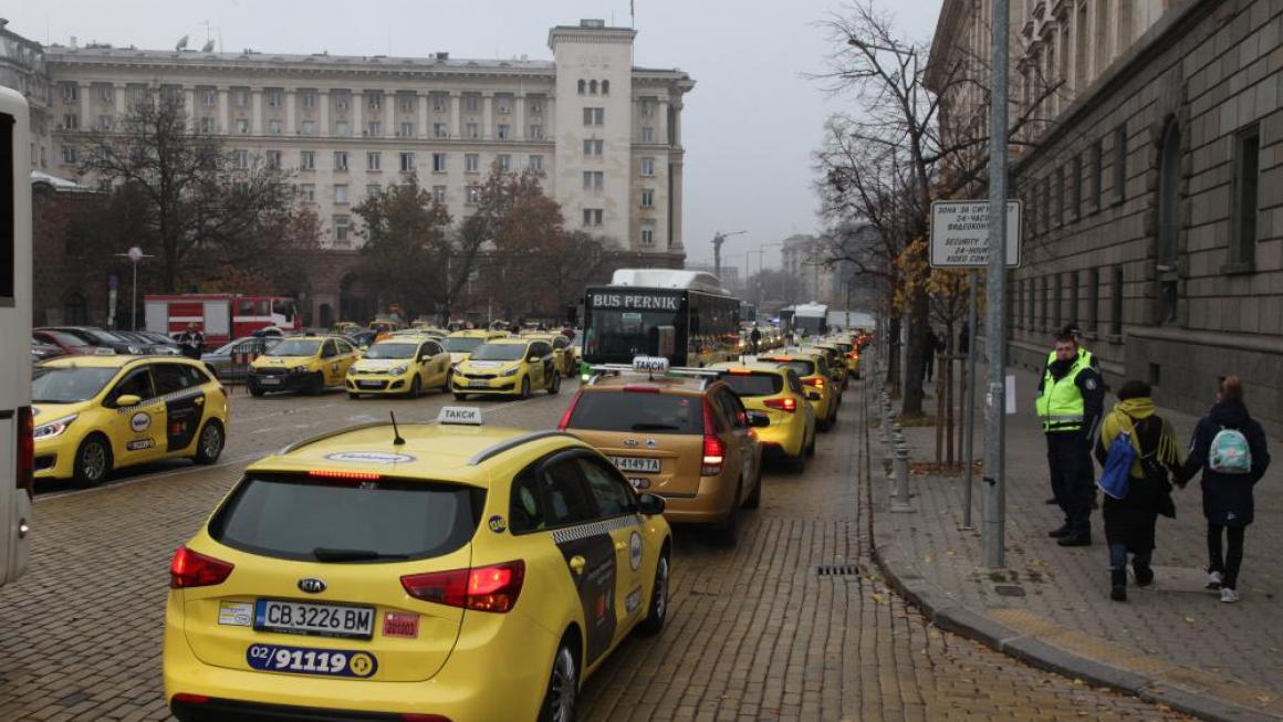 Галерия :: Снимка 1 :: Таксита и автобуси блокираха „Батенберг“ заради „споделеното пътуване“}