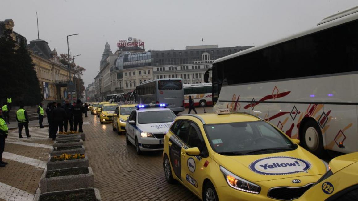 Галерия :: Снимка 2 :: Таксита и автобуси блокираха „Батенберг“ заради „споделеното пътуване“}