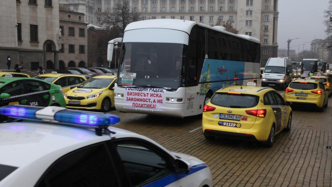 Галерия :: Снимка 3 :: Таксита и автобуси блокираха „Батенберг“ заради „споделеното пътуване“}