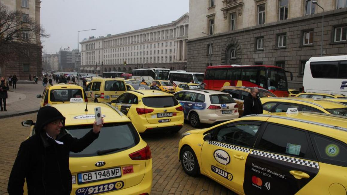 Галерия :: Снимка 5 :: Таксита и автобуси блокираха „Батенберг“ заради „споделеното пътуване“}