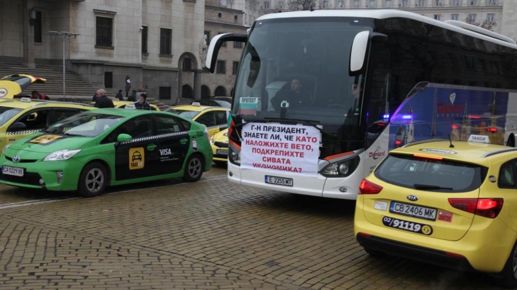 Таксита и автобуси блокираха „Батенберг“ заради „споделеното пътуване“
