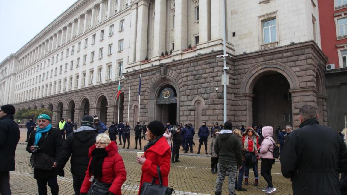 Галерия :: Снимка 2 :: Протестите срещу правителствените мерки ескалираха}