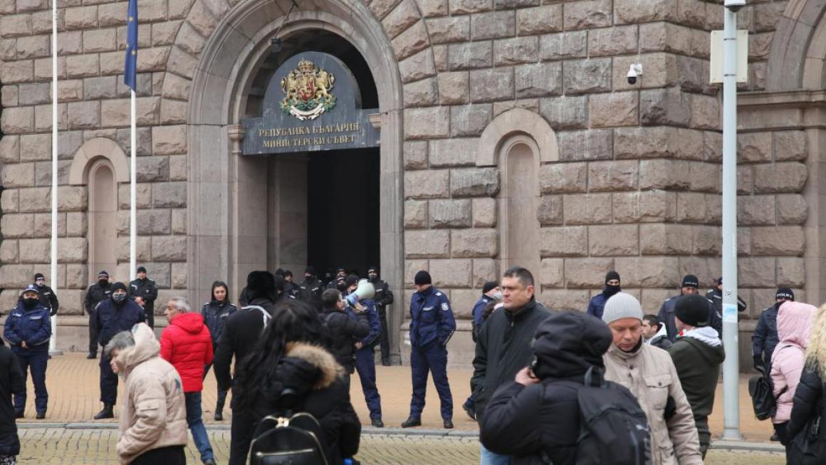 Галерия :: Снимка 3 :: Протестите срещу правителствените мерки ескалираха}