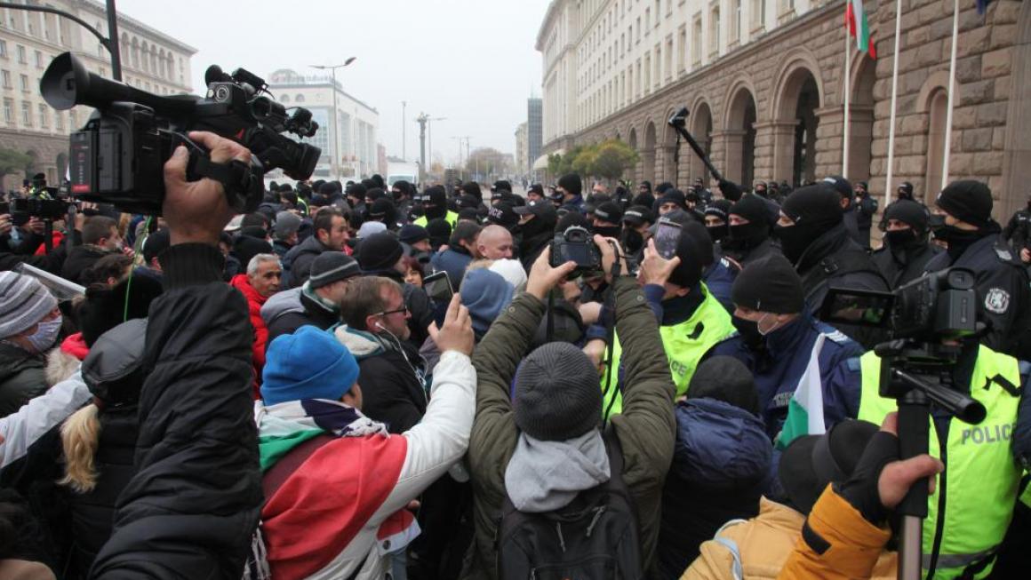 Галерия :: Снимка 4 :: Протестите срещу правителствените мерки ескалираха}