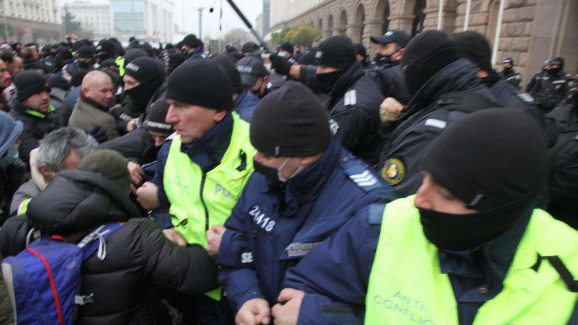 Галерия :: Снимка 5 :: Протестите срещу правителствените мерки ескалираха}