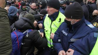 Протестите срещу правителствените мерки ескалираха