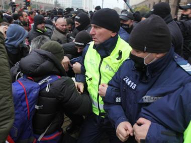 Протестите срещу правителствените мерки ескалираха
